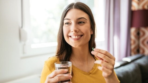 A mulher precisa tomar ferro para repor o que é perdido durante o período menstrual