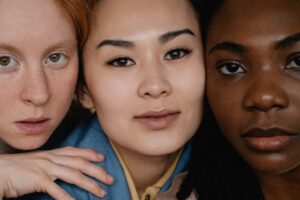 As vitaminas para a pele são essenciais para manter a derme bonita e saudável com aparência jovial. E os cuidados com a pele vão além de apenas passar cremes e limpá-la bem.