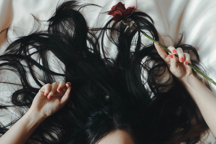 O ideal para incluir vitaminas e minerais na dieta, é procurar um dermatologista e nutricionista para receber a adequada recomendação de consumo destas